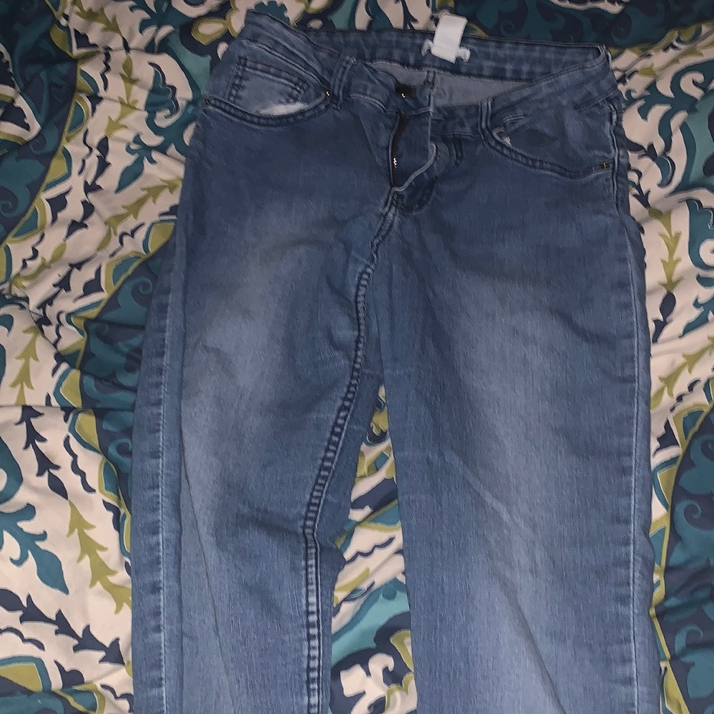 Skinny blue jeans .